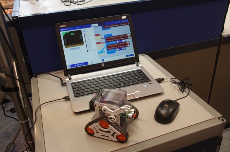 マミヤのマイコンロボット工作セット。PCがプログラミングの画面