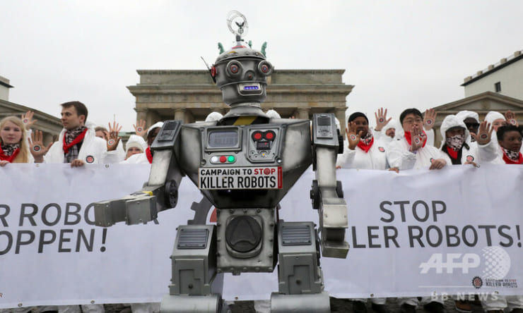 独首都ベルリンで「殺人ロボット禁止」運動の一環として行われたデモ（2019年3月21日撮影、資料写真）。(c)Wolfgang Kumm / dpa / AFP