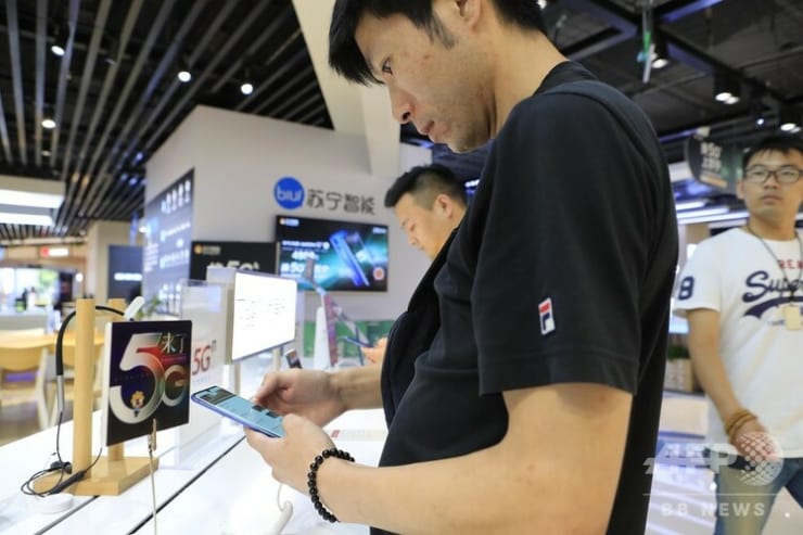 販売店でZTEの5Gスマートフォンを体験する人（2019年8月5日撮影）。(c)CNS/殷立勤