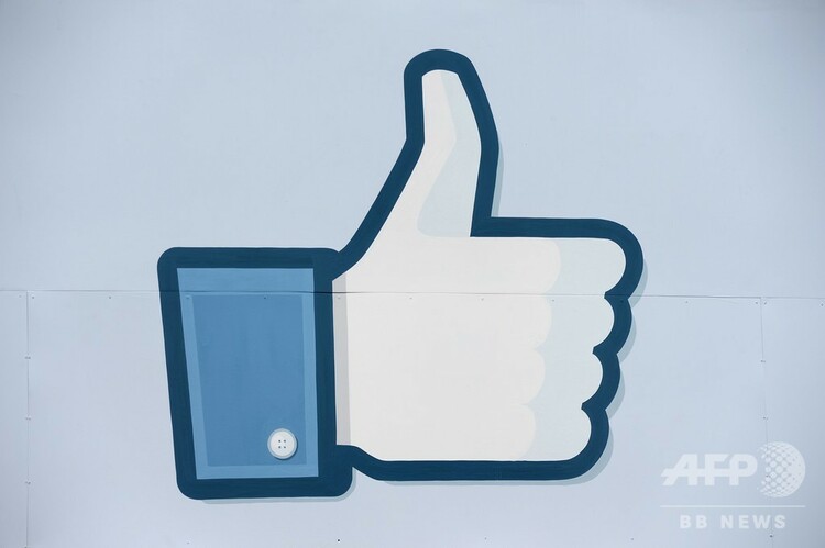 米カリフォルニア州のフェイスブック本社入り口の看板に描かれた「いいね」ボタンのロゴ（2012年5月15日撮影、資料写真）。(c)ROBYN BECK / AFP