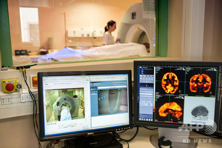 CT検査を受ける患者（2014年1月23日撮影、資料写真）。(c)PHILIPPE MERLE / AFP