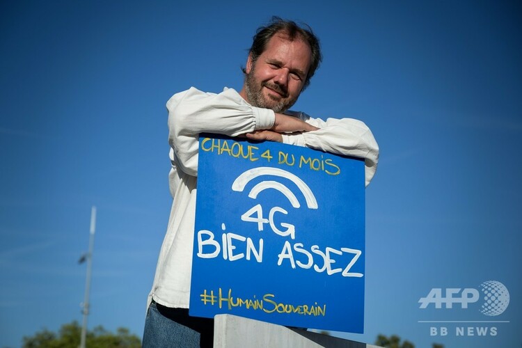 スイス・ジュネーブで行われた5G通信網に反対する抗議デモで「4Gで十分だ」と書かれたプラカードを持つ男性（2019年9月4日撮影）。(c)Fabrice COFFRINI / AFP