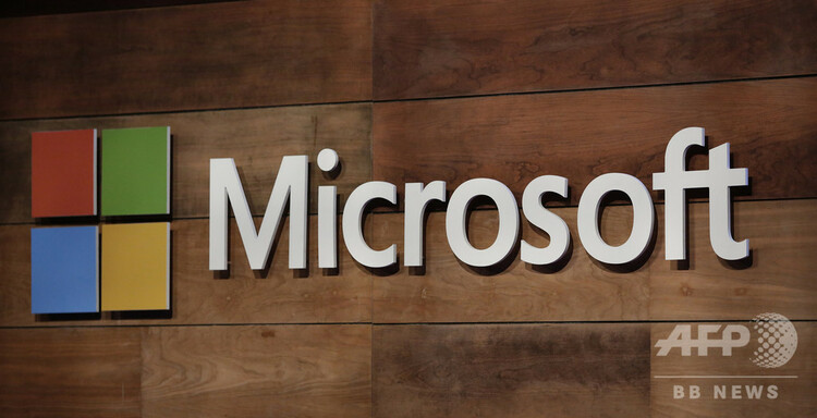 米ワシントン州ベルビューに掲げられたマイクロソフトのロゴ(2017年11月29日撮影、資料写真)。(c)Jason Redmond / AFP