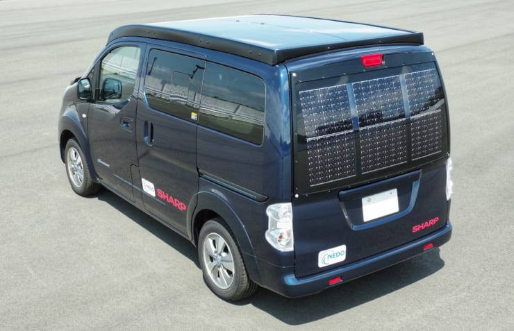 1kW超の太陽電池パネルを搭載した電気自動車「e-NV200」(車体全景 リア)