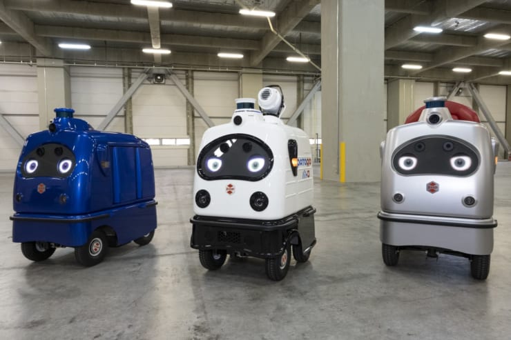 株式会社ZMPが「ZMP World 2020」で発表した低速自動運転ロボット（左：無人宅配ロボ「デリロ」、中央：無人警備・消防ロボ「パトロ」、右：一人乗りロボ「ラクロ」）
