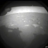 NASA火星探査車、着陸に成功 「恐怖の7分間」乗り越え