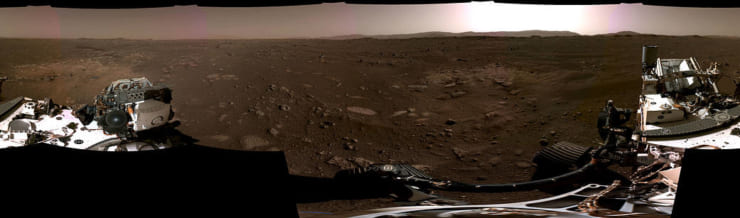 このパノラマは、2021年2月20日に火星探査機に搭載されたカメラによって撮影された6つの個別の画像をつなぎ合わせたもの(NASA / JPL-Caltech)