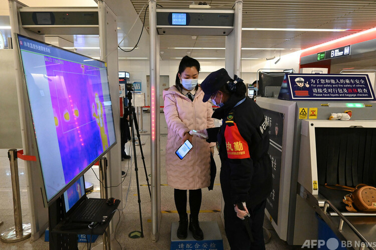 河北省石家荘市の地下鉄が運行再開した日に、改札で健康コードをスタッフに見せる乗客（2021年2月19日撮影、資料写真）。(c)CNS:翟羽佳