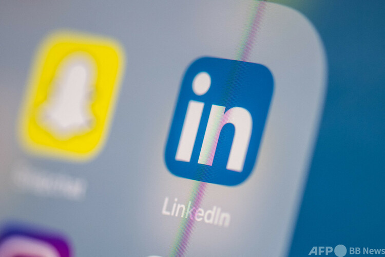 ビジネス向け交流サイト（SNS）「リンクトイン（LinkedIn）」のロゴ（2019年7月24日撮影、資料写真）。(c)Martin BUREAU : AFP