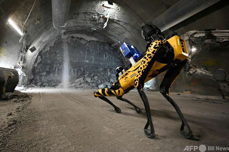 仏東部ナンシー近郊のビュールにある地下研究施設で、ナンシー鉱業学校と仏放射性廃棄物管理機関（ANDRA）が行ったロボット犬「スカール」の試験の様子（2021年5月11日撮影）。(c)JEAN CHRISTOPHE VERHAEGEN / AFP