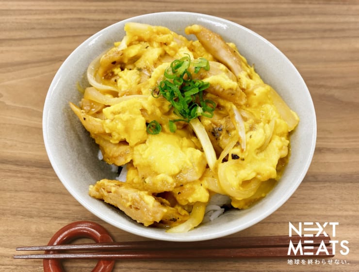 「NEXTチキン」と「NEXT EGG」で作った親子丼（同社のリリースより）