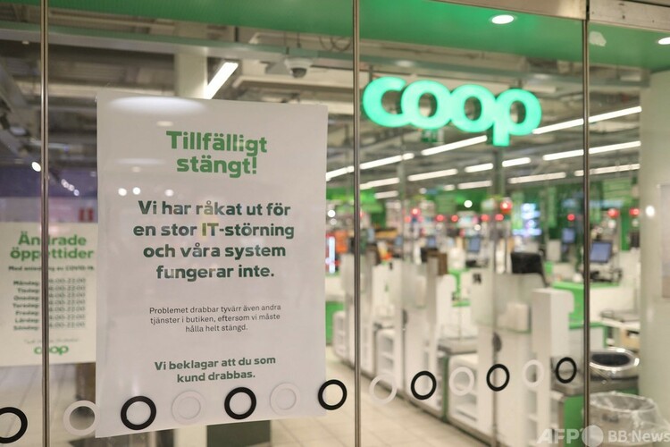 スウェーデンの首都ストックホルムで、米IT企業カセヤに対するサイバー攻撃の影響で営業停止したスーパー大手「コープ」の店舗（2021年7月3日撮影）。(c)ALI LORESTANI / TT NEWS AGENCY / AFP