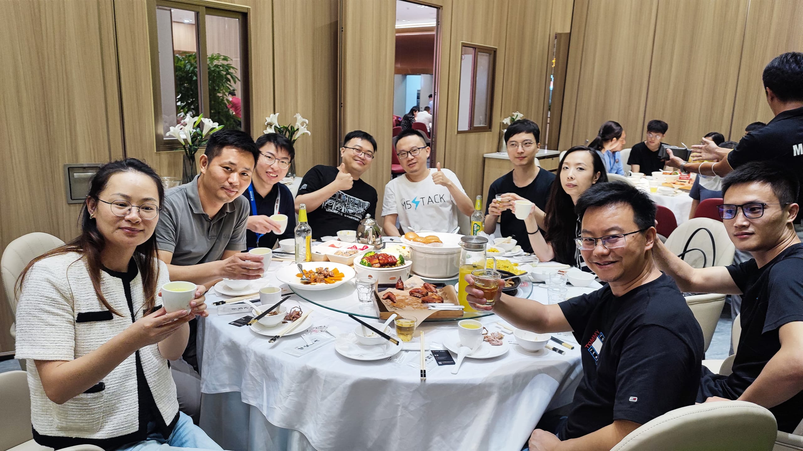 上海DFRobotの深セン訪問に際して、M5Stack、Elephant Roboticsなどの当社（株式会社スイッチサイエンス）取引先を集めた会食。30名以上のハードウェアスタートアップが集合