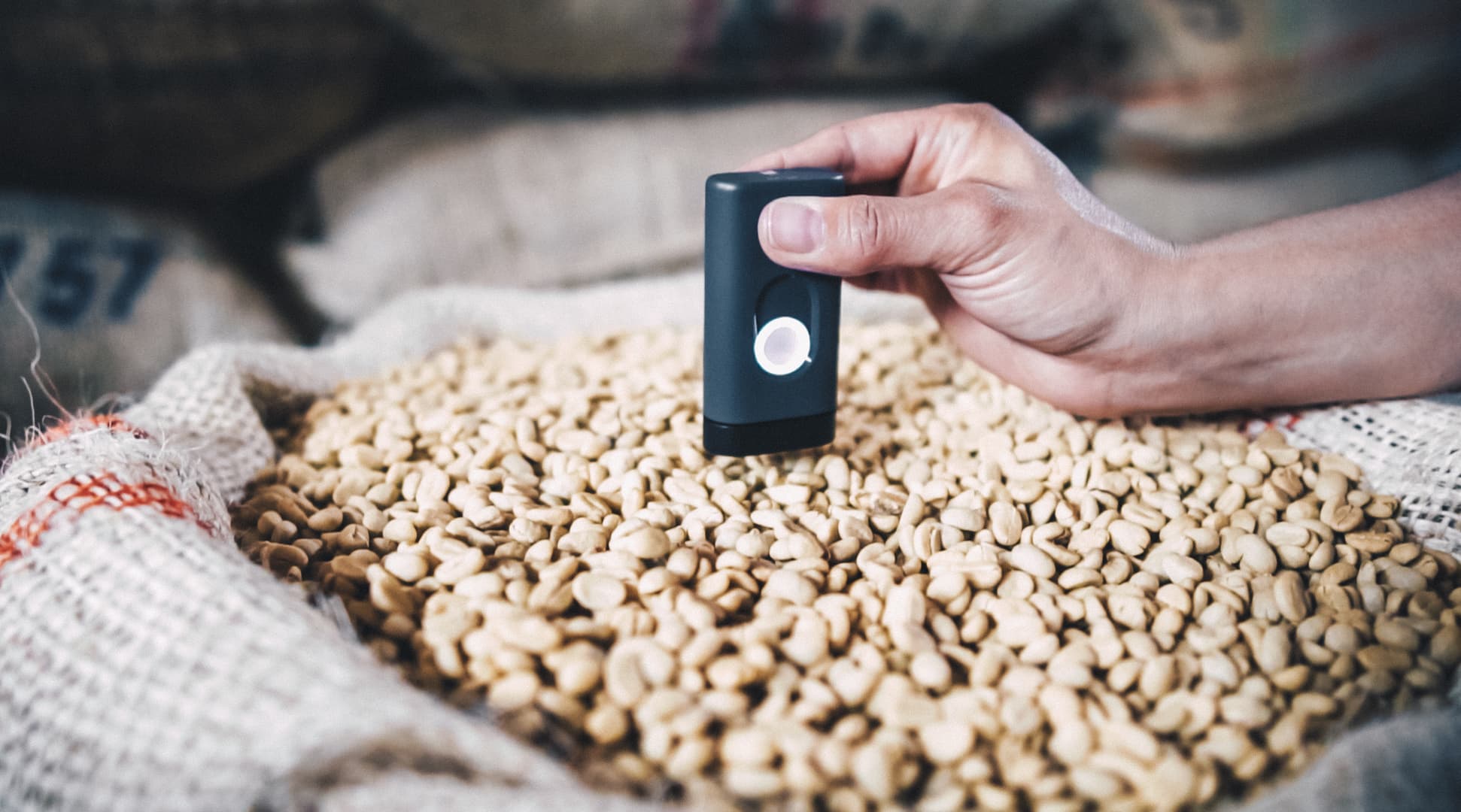 コーヒー豆の風味のもととなる化学構造を測定する近赤外線センサー（デメトリア社提供）