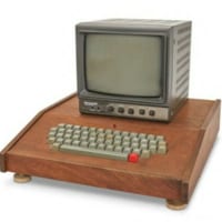 アップル初代コンピューター、4500万円で落札