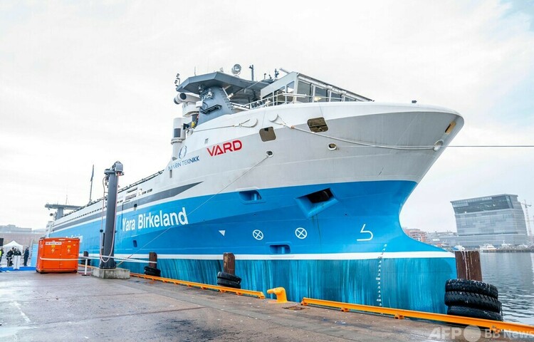 ノルウェー・オスロで公開された世界初、完全電動の自律航行貨物船「ヤラ・ビルケラン」（2021年11月19日撮影）。(c)Torstein B : NTB : AFP