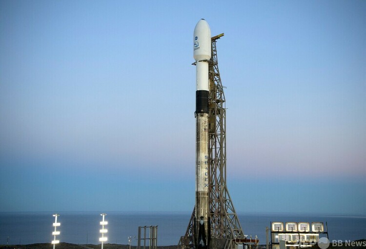 「DART（二重小惑星進路変更実験）」の宇宙船を搭載したスペースXの「ファルコン9」ロケット。米カリフォルニア州のバンデンバーグ空軍基地で。米航空宇宙局（NASA）提供（2021年11月23日撮影）。(c)AFP PHOTO /Bill Ingalls/NASA