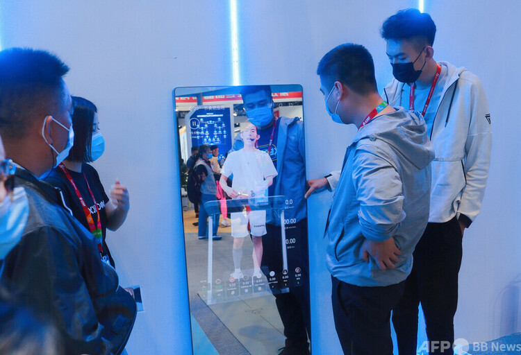 上海で開催されたスポーツ用品博覧会で展示された「魔鏡」のようなスマート高級装備（2021年5月20日撮影、資料写真）。(c)CNS:陳玉宇