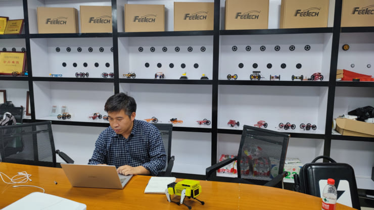黄色い小型犬ロボMinipupperを開発している北京Mangdang社の甘CEO。調整のためにFeetechのオフィスに日参