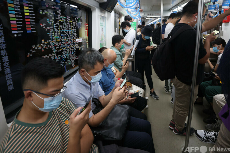 北京の地下鉄でスマホを見る乗車たち（2021年8月21日撮影、資料写真）。(c)CNS:蔣啓明
