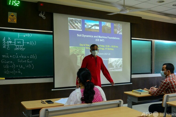 インド工科大学ボンベイ校の授業風景（2021年12月6日撮影）。(c)Sujit JAISWAL : AFP