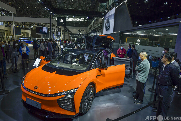 「2022年海口国際新エネルギー車・スマート自動車展示会」で注目を集めた中国製の新エネルギー車（2022年1月6日撮影、資料写真）。(c)CNS:駱雲飛