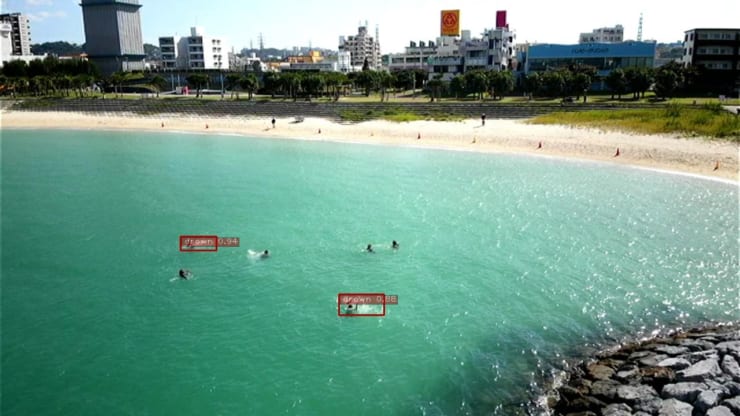 アラハビーチ（沖縄県）での実証実験の模様(日本ドローン機構・アジラ提供)