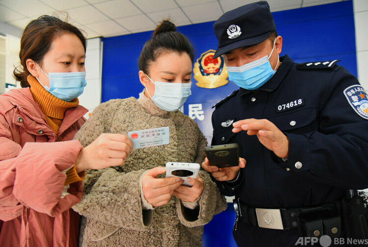 江蘇省の警察署で市民にデジタル運転免許証の使い方を説明する警官（2021年12月10日撮影、資料写真）。(c)CNS:耿玉和