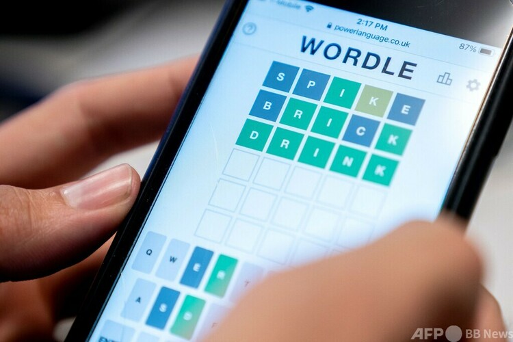 スマートフォンに表示された英単語当てゲーム「Wordle（ワードル）」のプレー画面。米首都ワシントンで（2022年1月11日撮影）。(c)Stefani Reynolds : AFP