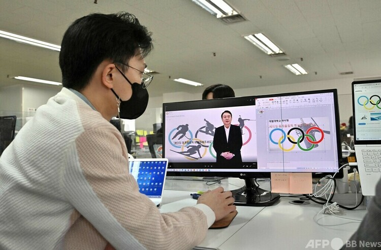 韓国ソウルにある保守系野党「国民の力」の選挙対策本部で、大統領候補の尹錫悦（ユン・ソクヨル）前検事総長のデジタルアバター「AI尹錫悦」の動画を作成するチームディレクターのペク・キョンフン氏（2022年2月7日撮影）。(c)Jung Yeon-je / AFP