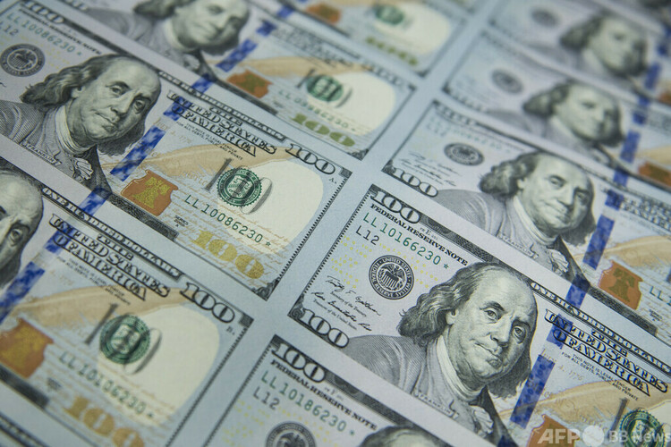 米100ドル紙幣（2013年10月11日撮影、資料写真）。(c)Brendan SMIALOWSKI : AFP