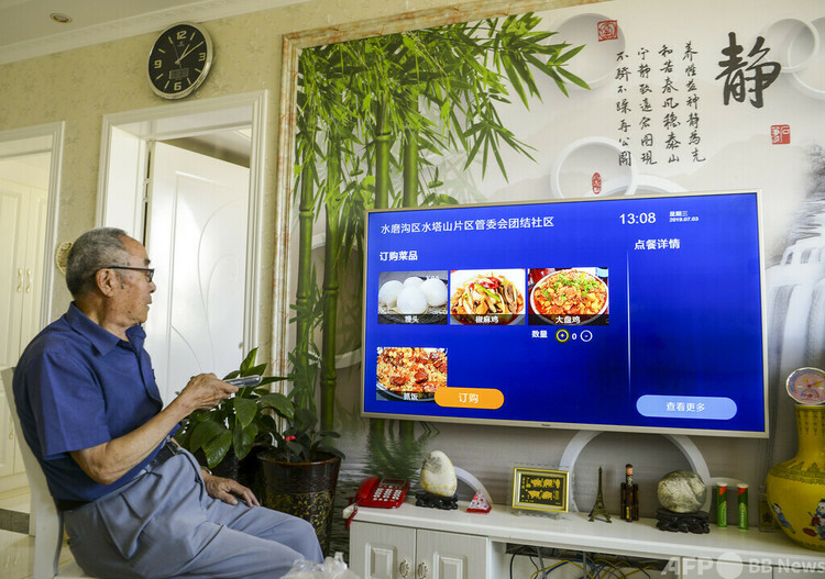 スマートテレビを操作して、食事を注文しようとするウルムチ市の84歳男性（2019年7月3日撮影、資料写真）。(c)CNS:劉新