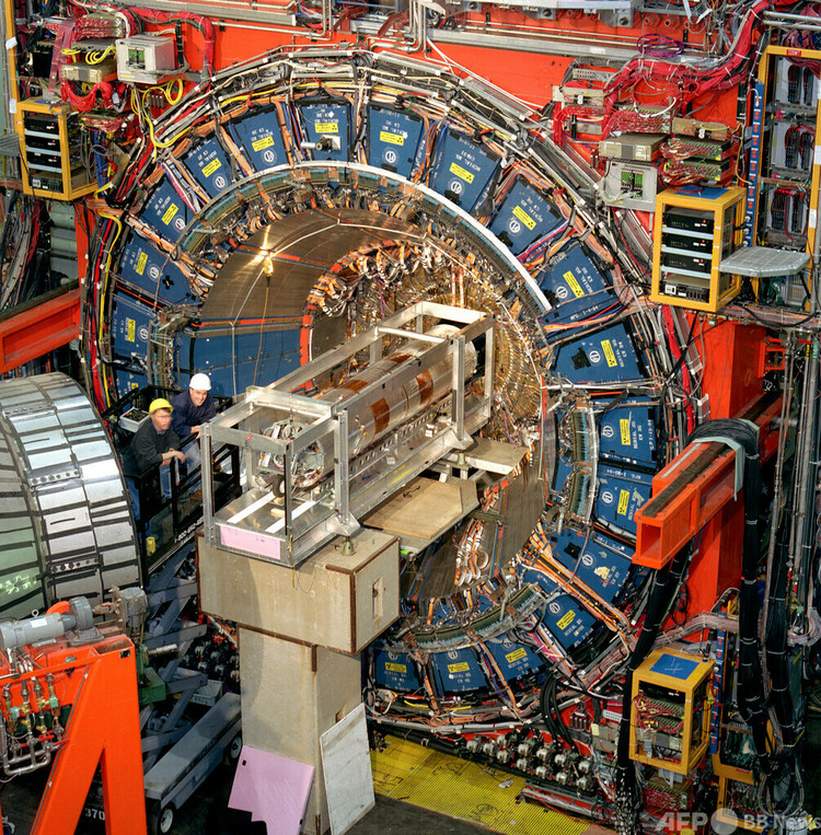 米イリノイ州バタビア郊外にある米フェルミ国立加速器研究所（Fermilab）で、CDF衝突実験に臨む科学者ら（撮影日不明、資料写真）。(c)AFP PHOTO : Fermilab