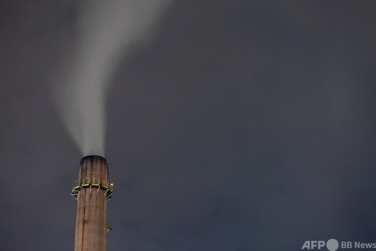 ブラジル南東部ミナスジェライス州の工場で、煙突から上がる煙（2021年11月5日撮影、資料写真）。(c)NILMAR LAGE : AFP
