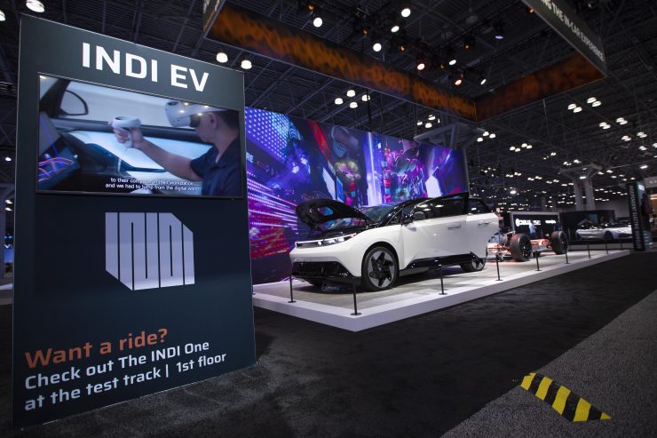 INDI EVは自社初のスマート電気自動車「INDI ONE」を展示