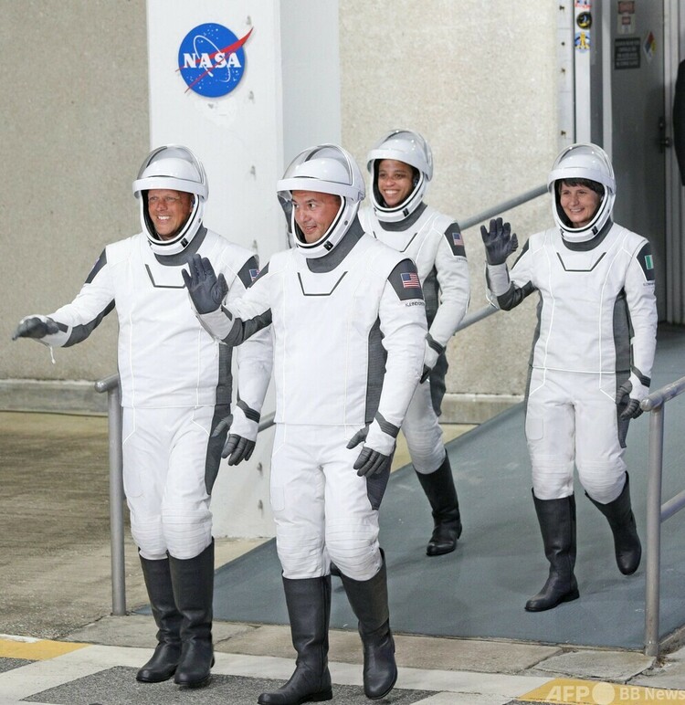 米フロリダ州ケネディ宇宙センターで、打ち上げ施設に向かう宇宙飛行士の（左から）ボブ・ハインズさん、チェル・リングリンさん、ジェシカ・ワトキンスさんとサマンサ・クリストフォレッティさん（2022年4月27日撮影）。(c)Gregg Newton / AFP)