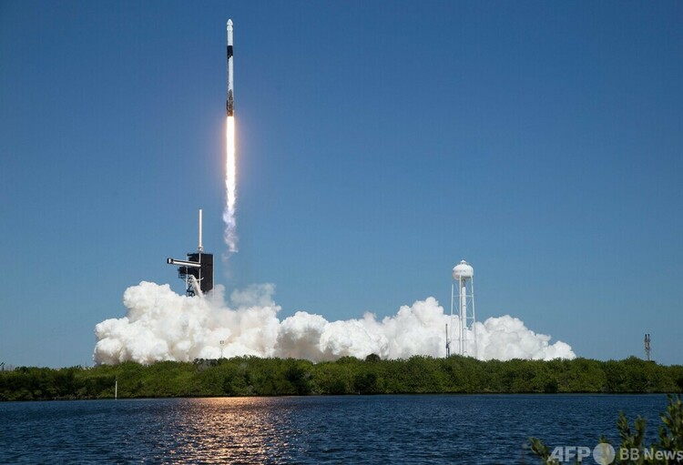 米フロリダ州ケネディ宇宙センターで、民間人4人を乗せた宇宙船を搭載して打ち上げられたスペースXの「ファルコン9」ロケット。米航空宇宙局（NASA）提供（2022年4月8日撮影）。(c)Joel KOWSKY / NASA / AFP