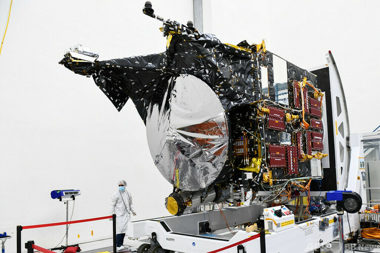 米カリフォルニア州パサデナにある米航空宇宙局（NASA）ジェット推進研究所（JPL）のクリーンルームで、打ち上げに向け準備が進められる小惑星無人探査機「サイキ（Psyche）」。（2022年4月11日撮影）。(c)Patrick T. FALLON / AFP