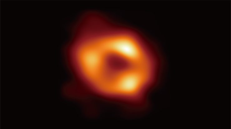 史上初の天の川銀河中心のブラックホールの画像（国立天文台リリースより　クレジット：EHT Collaboration　）