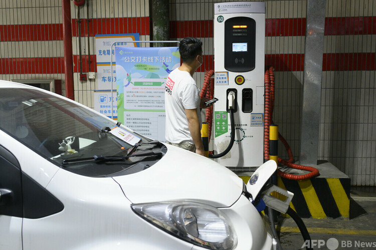 電気自動車を充電する広州省の市民（2021年5月13日撮影、資料写真）。(c)CNS:陳楚紅