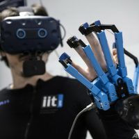 300キロ先の「分身」を遠隔操作 人型ロボットで検証実験