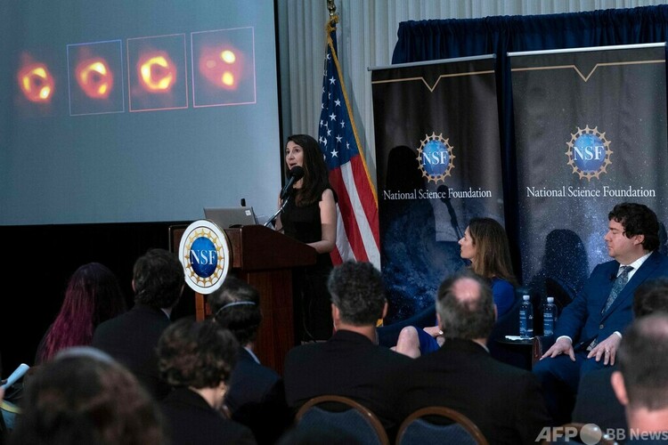 米首都ワシントンで、天の川銀河（銀河系）の中心にある超大質量ブラックホール「いて座Aスター」の撮影成功が発表された記者会見の様子（2022年5月12日撮影）。(c)Jose Luis Magana / AFP
