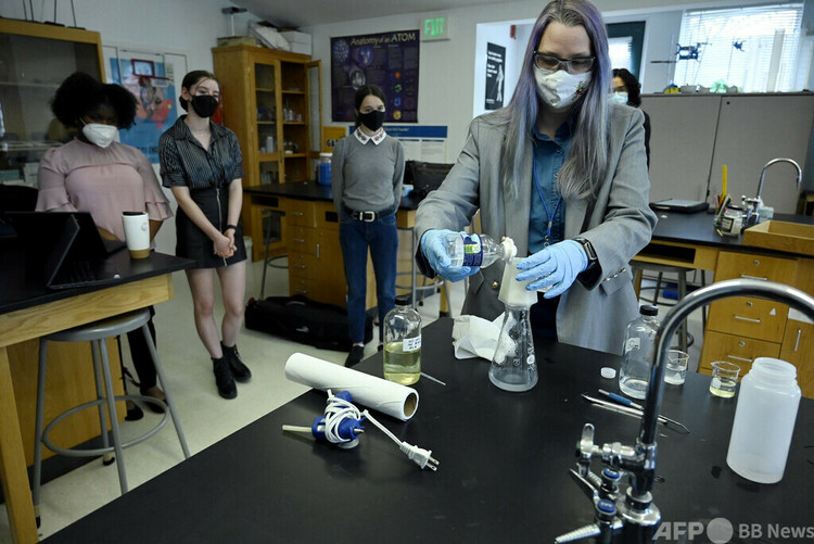 米メリーランド州シルバースプリングにあるバリー中・高等学校で、生徒が開発した浄水フィルターの使い方を説明するレベッカ・ブッシュウェー氏（2022年4月21日撮影）。(c)AFP/OLIVIER DOULIERY