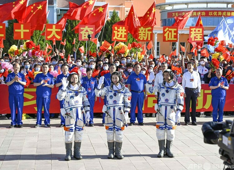 中国・甘粛省の酒泉衛星発射センターで、宇宙ステーションへの出発式に出席した3人の宇宙飛行士（2022年6月5日撮影）。(c)AFP