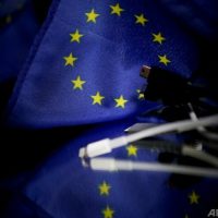 EU、充電器「USB-C」に統一へ アップルに打撃