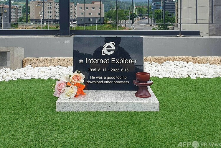 韓国南部・慶州のカフェの屋上に建てられたインターネット閲覧ソフト（ブラウザー）「インターネット・エクスプローラー」の墓。キヨン ・ジュンさん提供（2022年6月17日提供）。(c)AFP PHOTO / Courtesy of Kiyoung Jung
