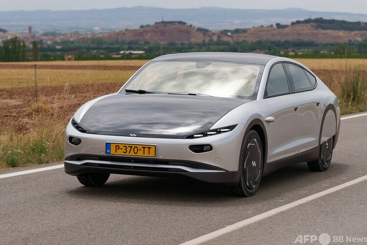 スペイン北部トゥデラで披露されたソーラーカー「Lightyear 0」（2022年6月21日撮影）。(c)CESAR MANSO : AFP