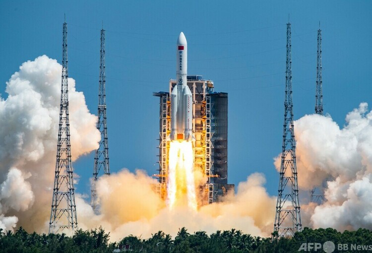 中国南部・海南省の文昌衛星発射センターから、独自に建設中の宇宙ステーションに連結する二つ目の実験棟「問天」を搭載して打ち上げられたロケット（2022年7月24日撮影）。(c)CNS / AFP