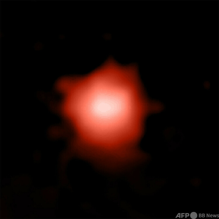 ジェームズ・ウェッブ宇宙望遠鏡が観測した、最も遠いところにある銀河「GLASS-z13」とみられる画像。デンマーク・コペンハーゲン大学ニールス・ボーア研究所提供）。(c)AFP PHOTO / Gabriel Brammer / Cosmic Dawn Center / Niels Bohr Institute / University of Copenhagen