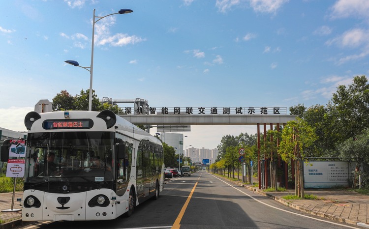 広東省深圳市のインテリジェント・コネクテッド交通試行運用エリアを走行する自動運転バス「パンダバス」（資料写真）。(c)Xinhua News
